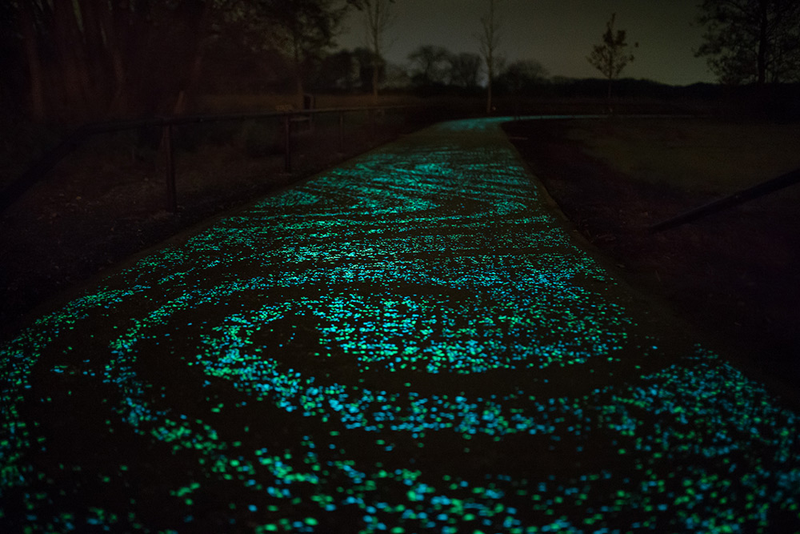 Illustration for article titled The World's First Glow-in-the-Dark Bike Path Glimmers a Ghostly Green